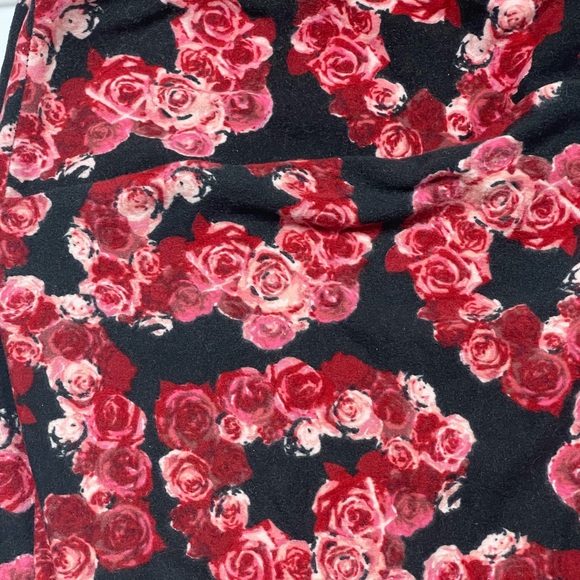 Lularoe TC Black and Red Rose Heart Leggings—All Lularoe Buy 2, Get 1 Free - Picture 2 of 2